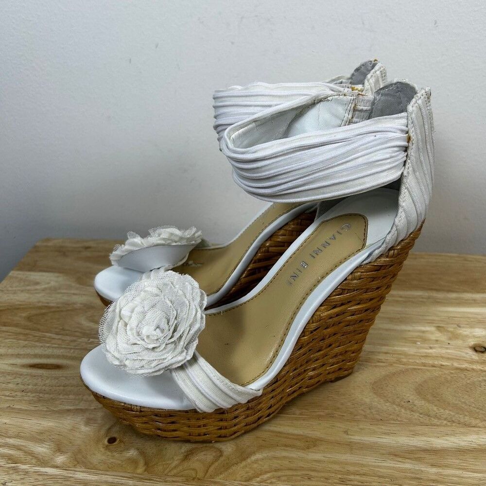 Gianni Bini Bouquet 102 Womens White Floral Straw Wedge Sandals Size 6.5